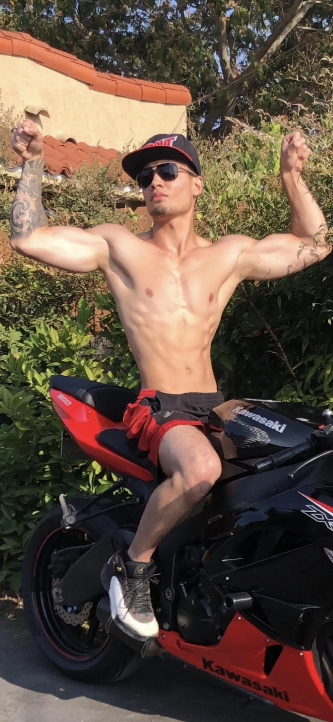 Looking to get my muscular body worshipped before I do some extreme anal penetration 🥰😉☺️ posted by TheeGuyDerek