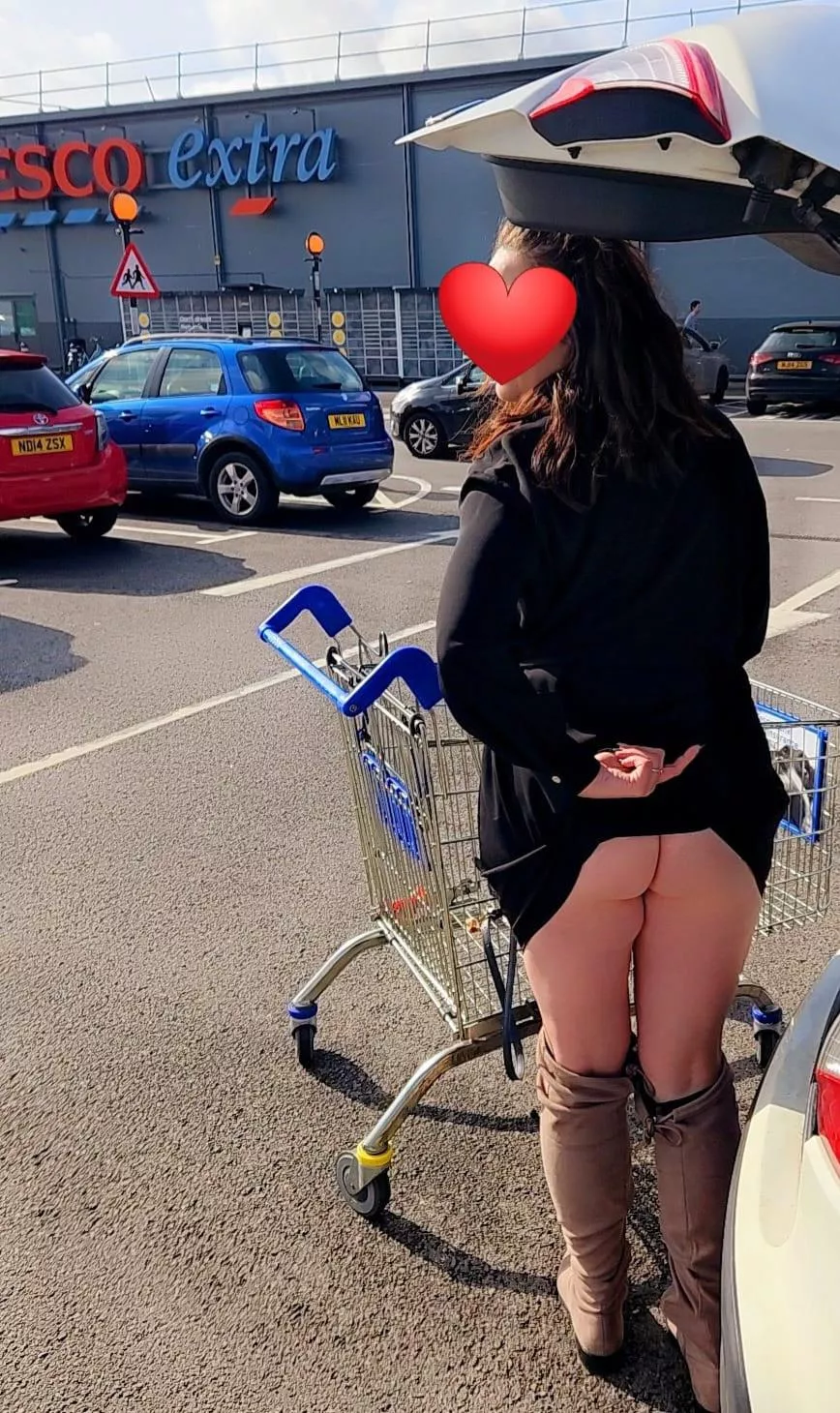 Shopping time.....I'll see you on aisle 69 where they keep the meat and 2 veg ;) xxx posted by funmumelf87