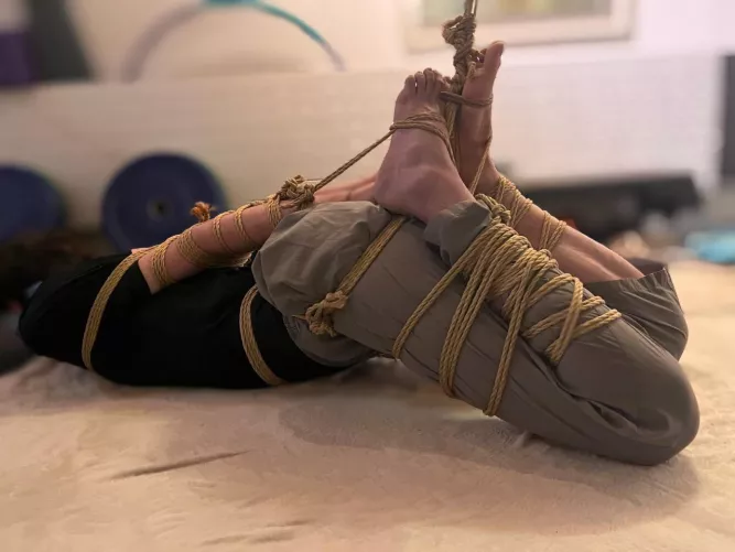 Strappado on the floor by ein_frechdachs