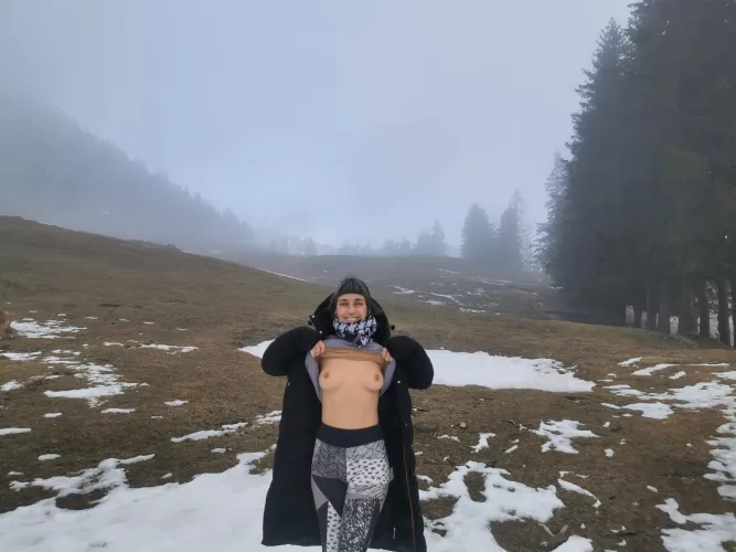There was not a lot of hikers out, but my boobs were :) [img]  by LeylaLowe