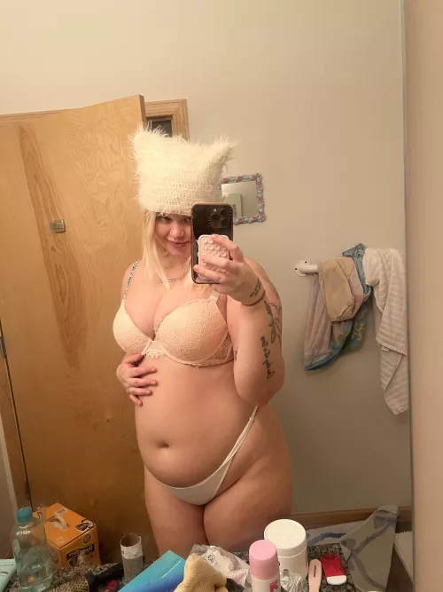 Would you feed me ? by wispy_girlwa