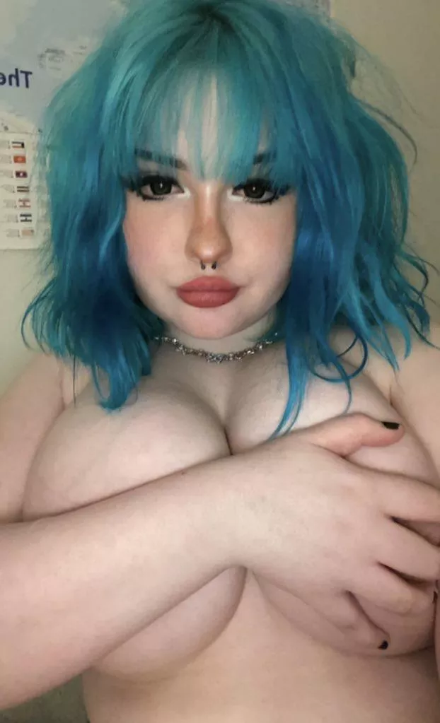 any older guys into short 19yo goth girls with daddy issues? 😈💕 posted by mistymaefawnn