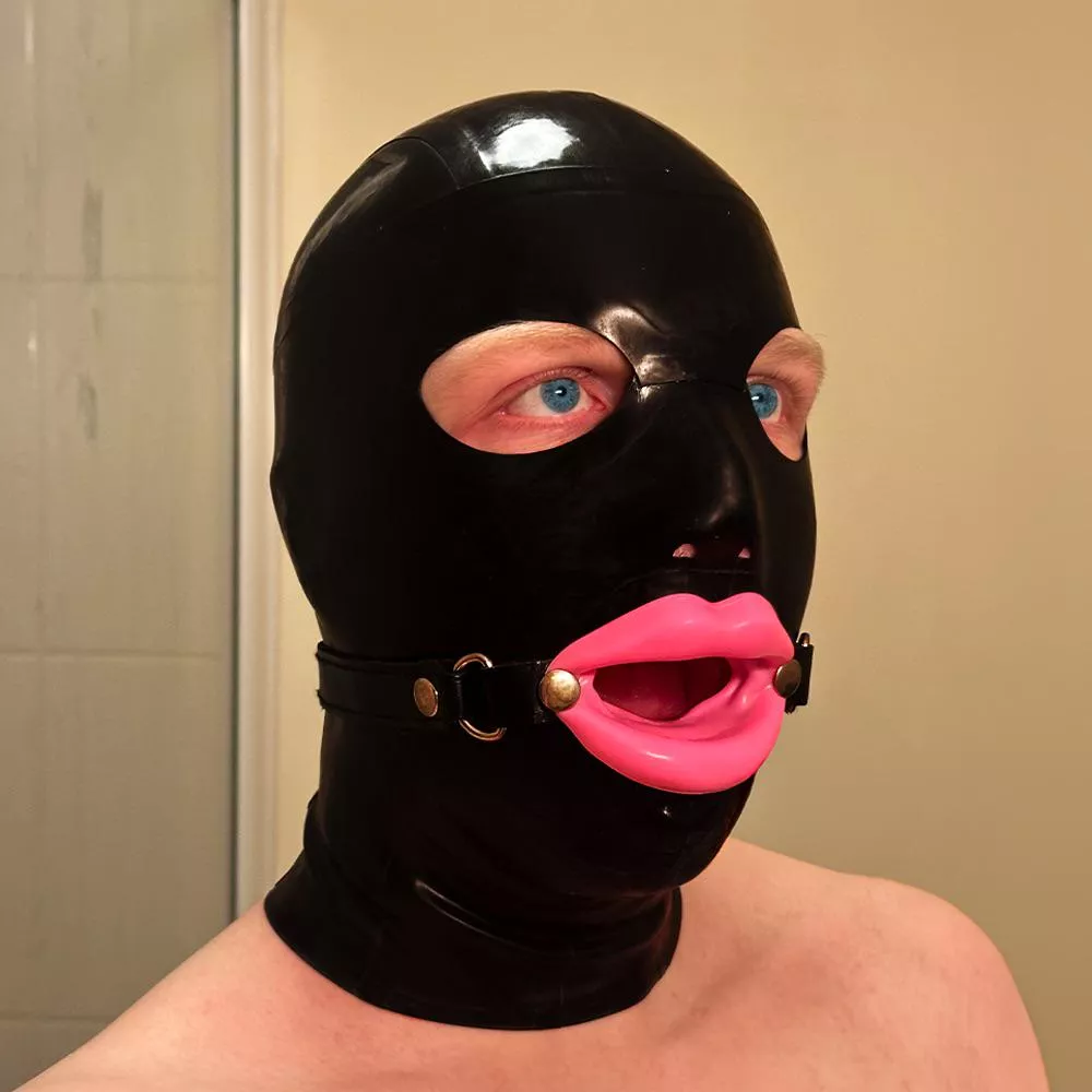 b l a n k posted by Latex-Dolly