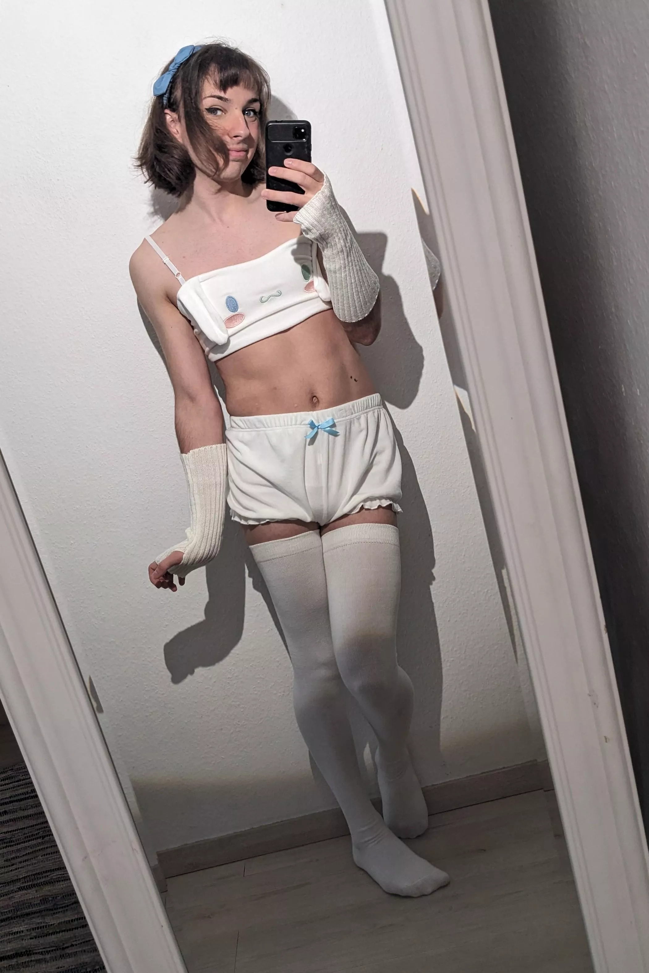 cute outfit and tummy 😇 posted by Donut_Creamfilled