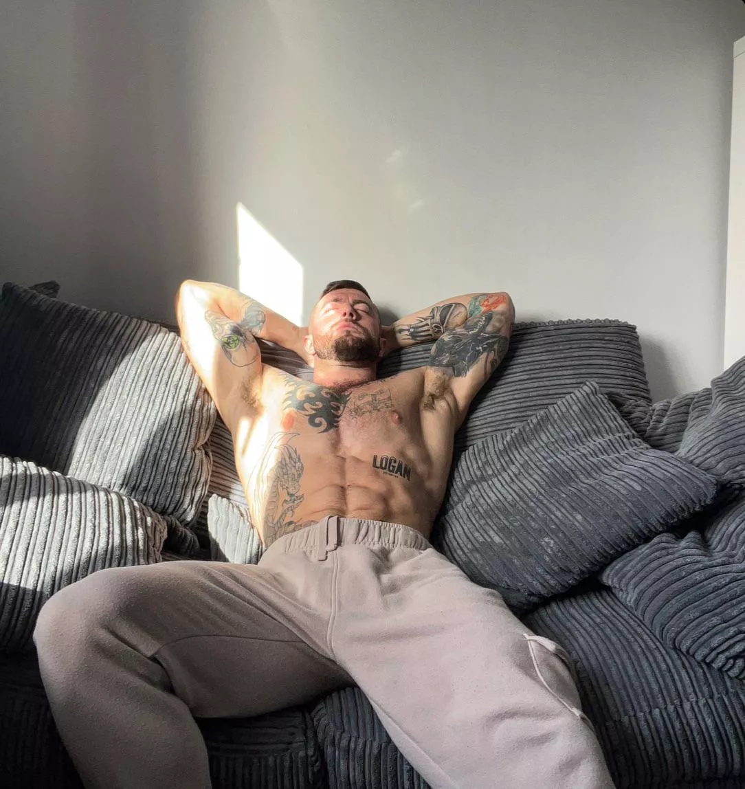 How about I sit here… and you go to work 😏😈 (30) posted by James567326