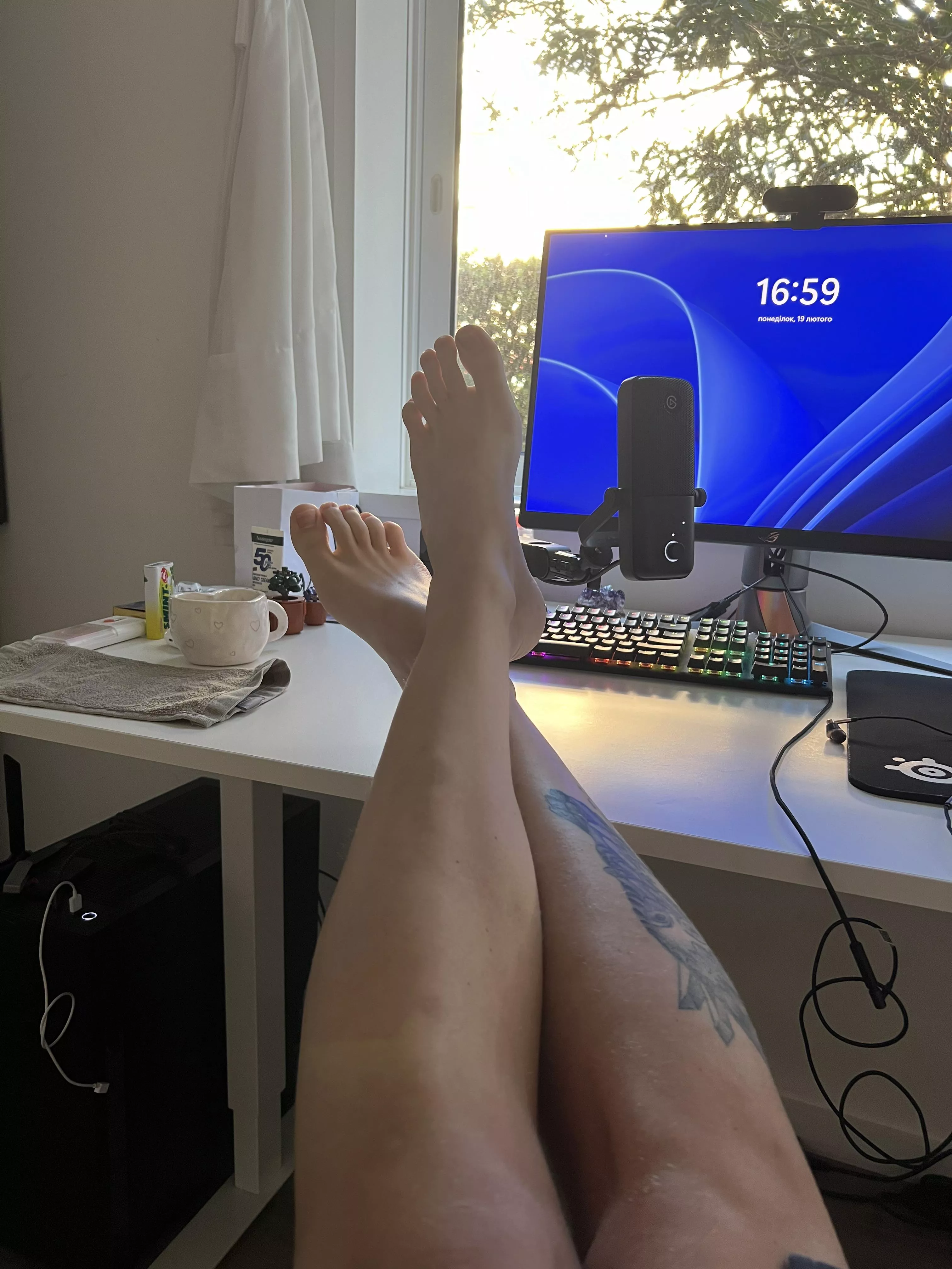 How’s your Monday going? Stop by for a quick kiss? 💋 posted by Fantastic_Priority