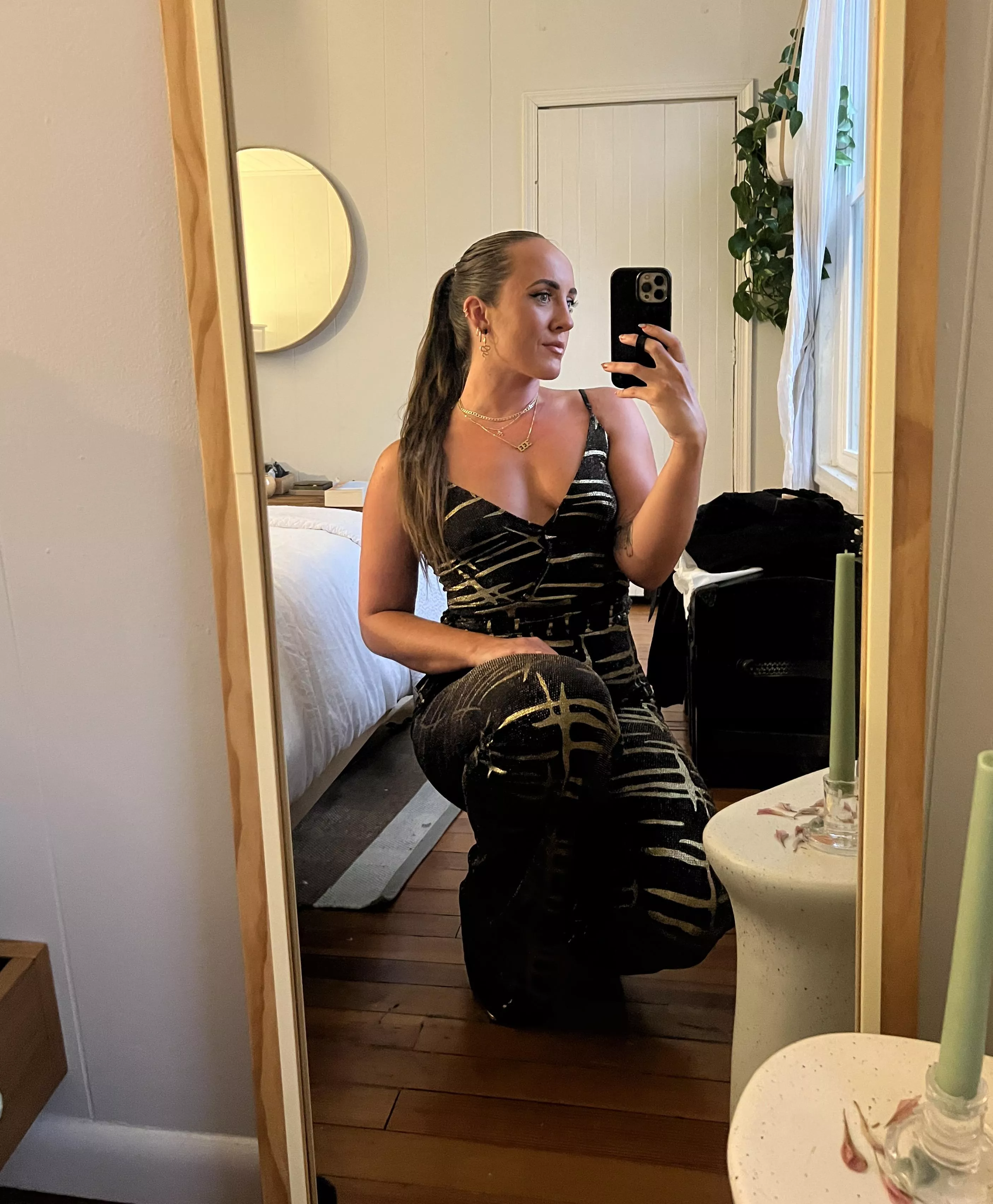 i love to take selfies in all my outfits posted by lisaaalove