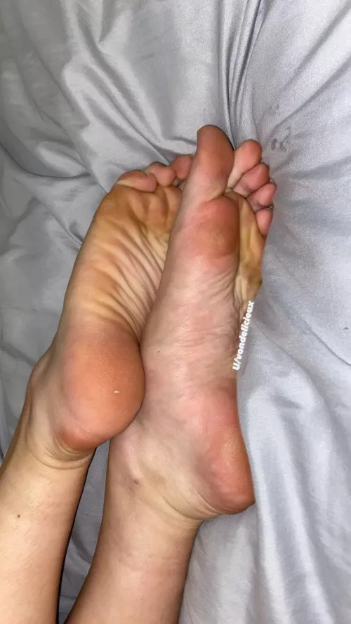 My sweaty soles are tired and in need of a good licking tonight 💘 by Vondelicieux