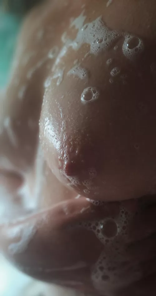 Natural and perky, what more do you need 🤔join me on my FREE to subscribe Onlyfans page link is in the comments  by Vyklin187