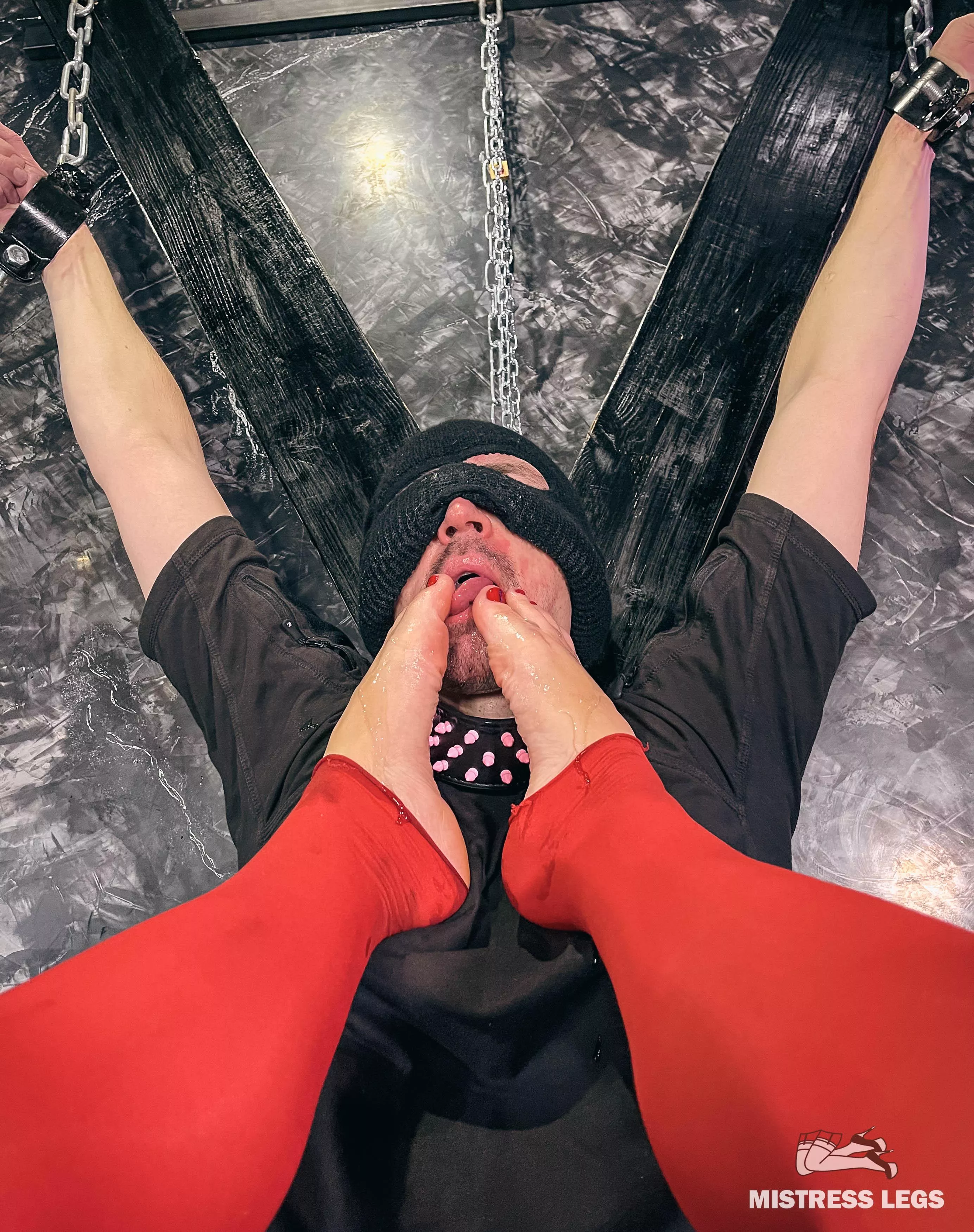 [oc] I want my feet be worshipped, so start lick my tasty toes right now! posted by MistressLegs