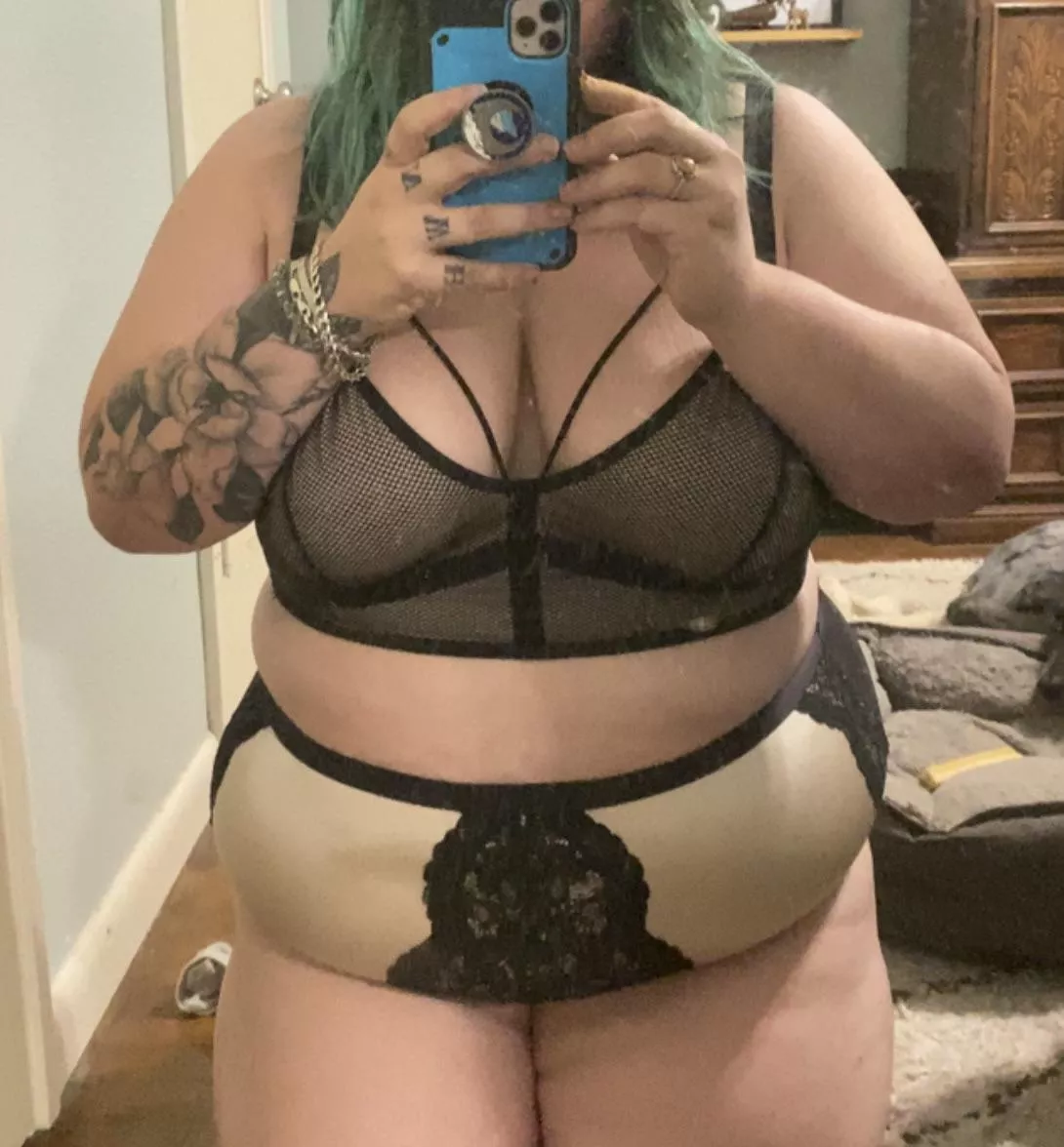 Rare photo where I like my belly ☺️ posted by Bella_Viva