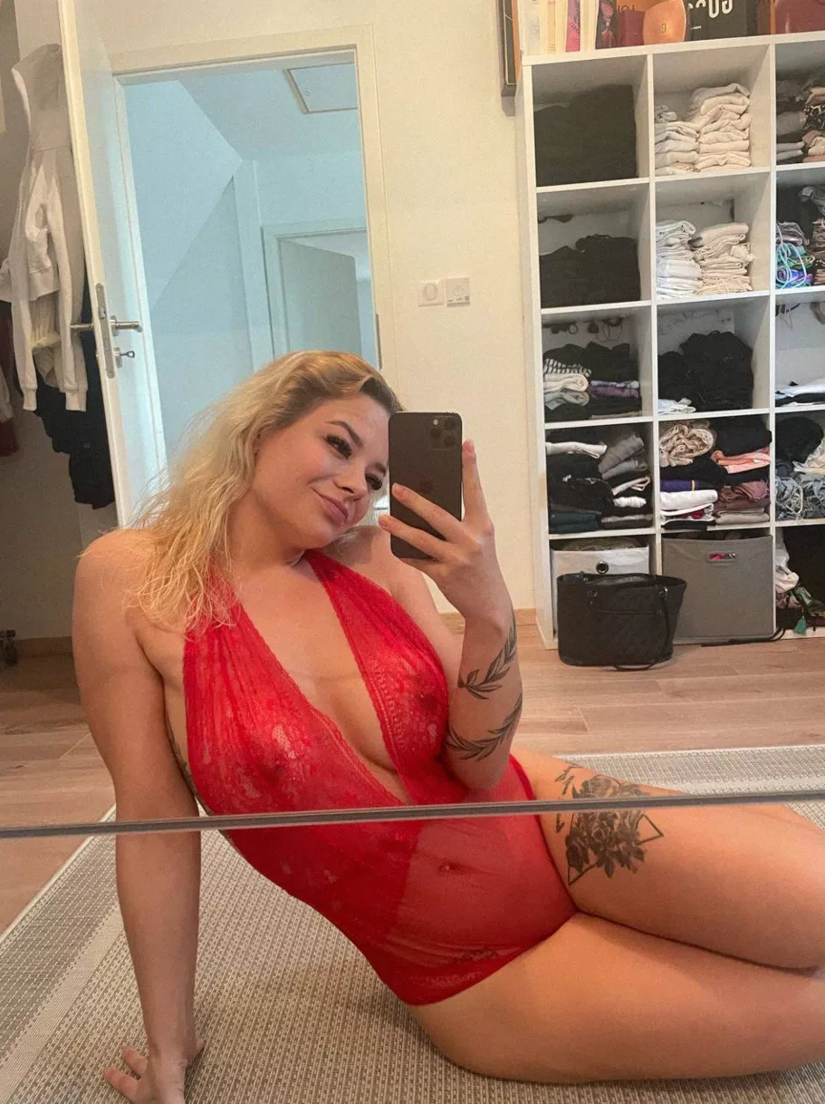 Start your day with my cheeky pic posted by Vsrea