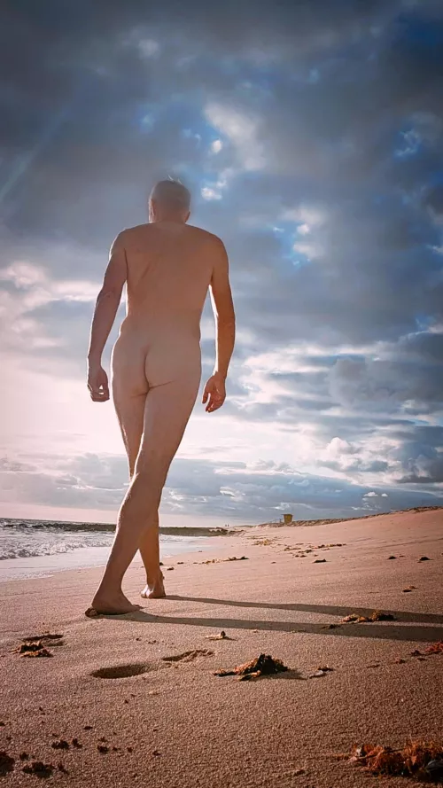 Sunrise at the beach.... by CoarseGrainedMouser