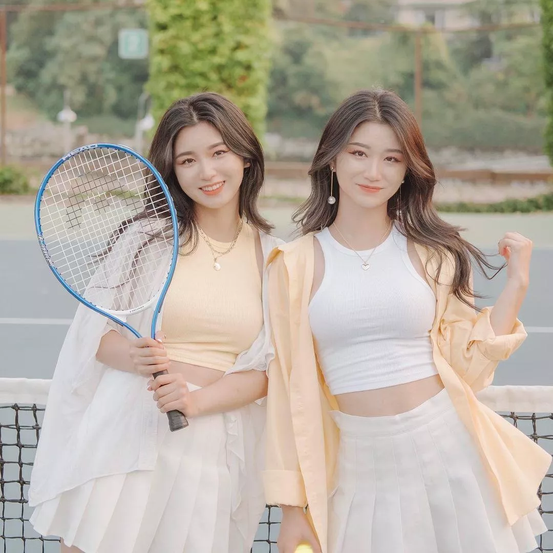 Which twin gets bent over first? posted by melonaass