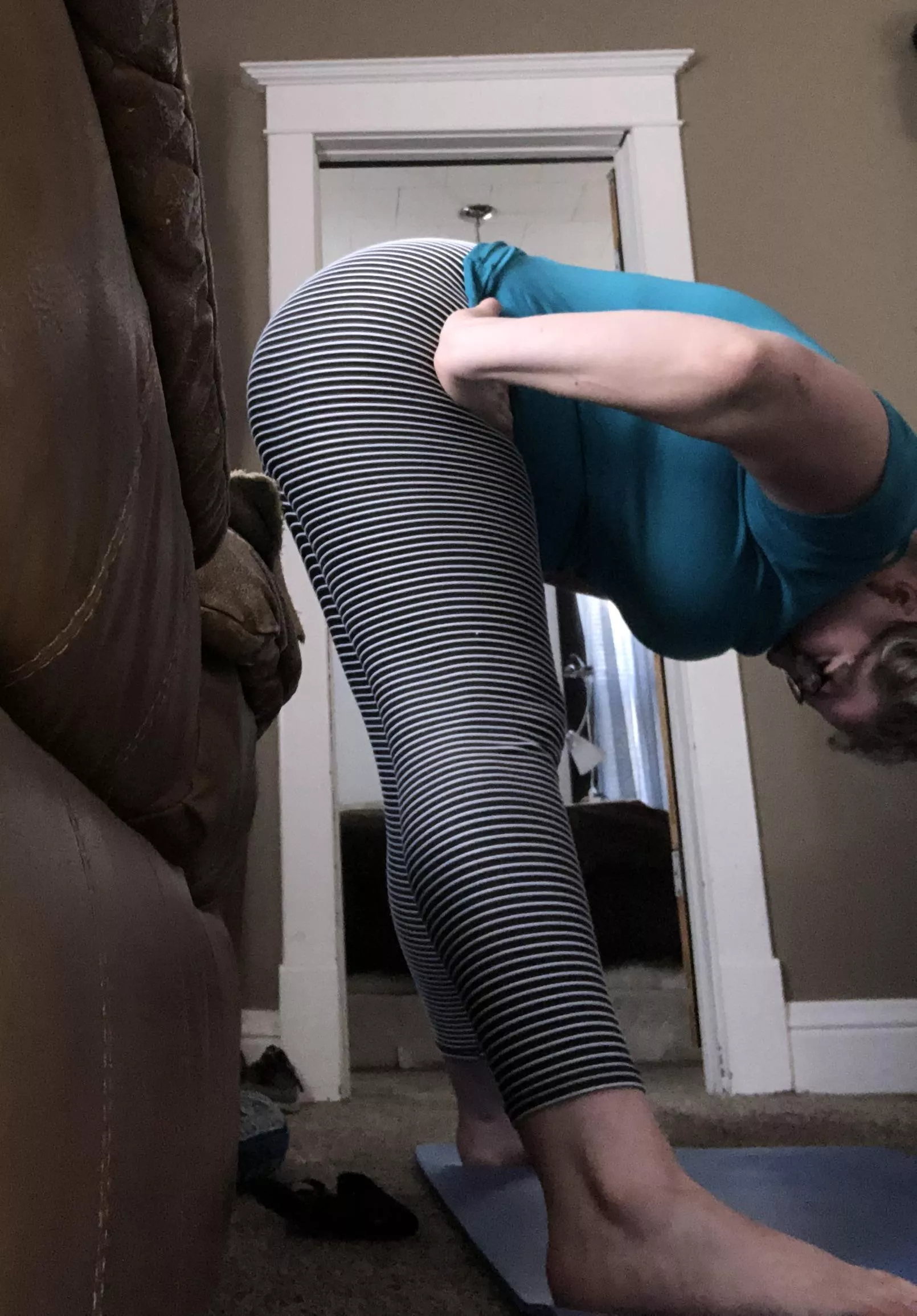 Yoga in my besties living room 😂  posted by PLANTSN0TPE0PLE