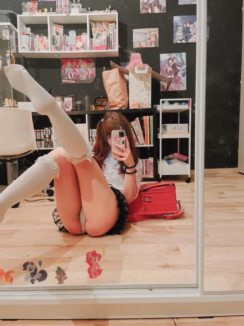 A babe who knows how to be naughty and nice by geothizer