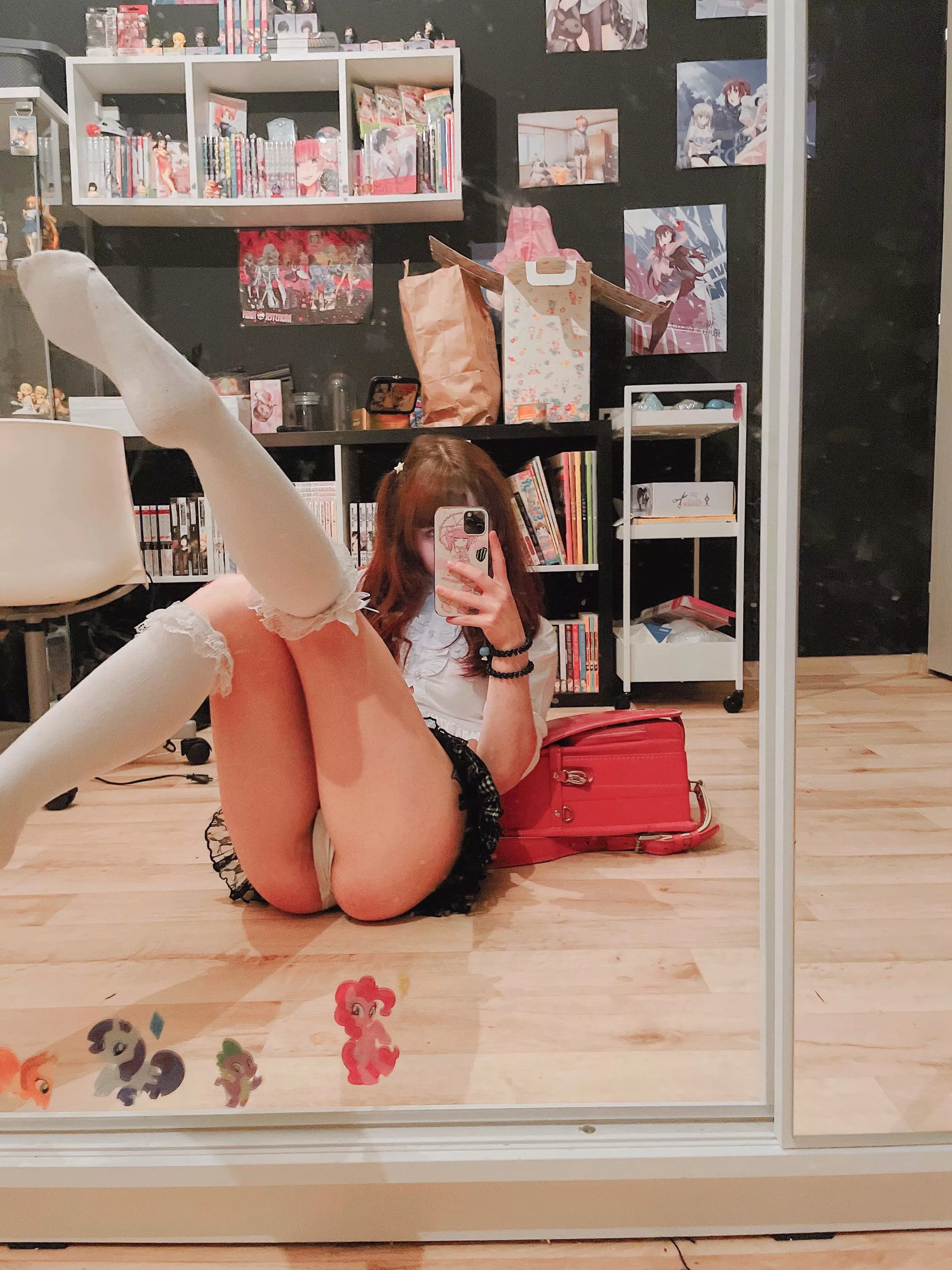 A babe who knows how to be naughty and nice posted by geothizer