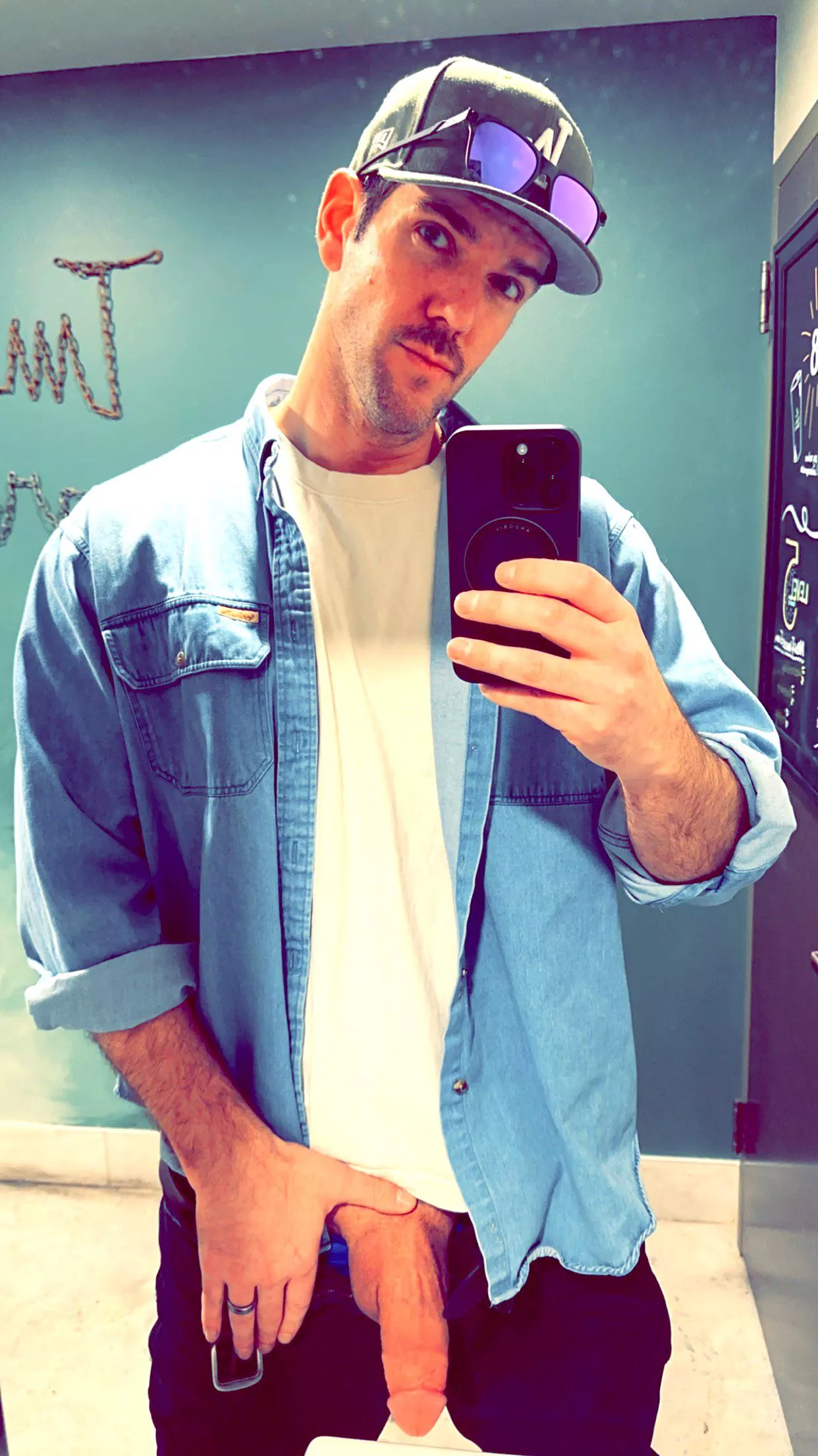 Bathroom #31 posted by hugefrigginguy2