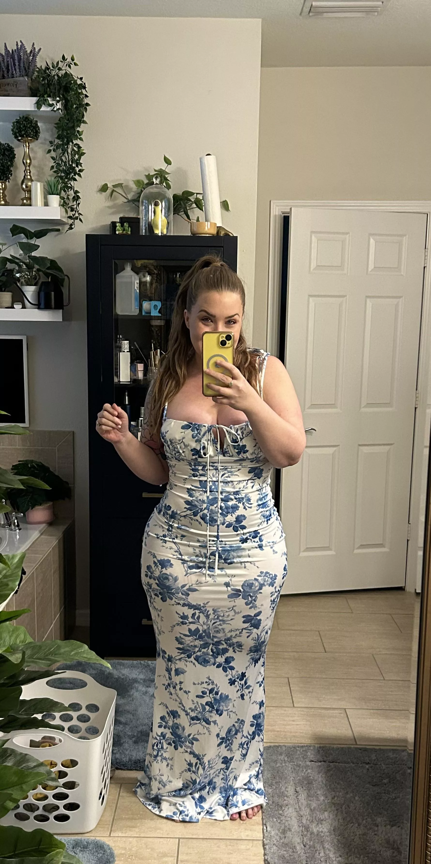 Curvy MILF in a sexy dress (f) posted by NikkiNeedsMore