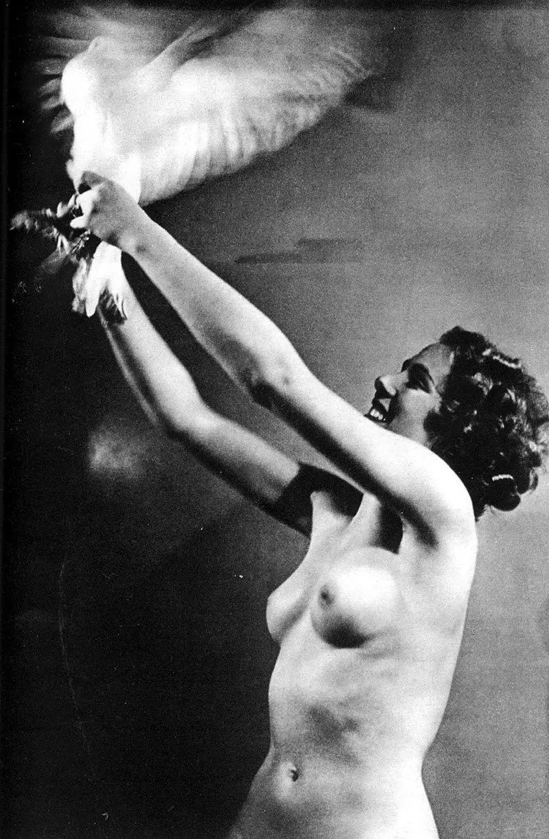 Helle'Nice I dont know if that is the model or the artist posted by Mundane-Employer-719