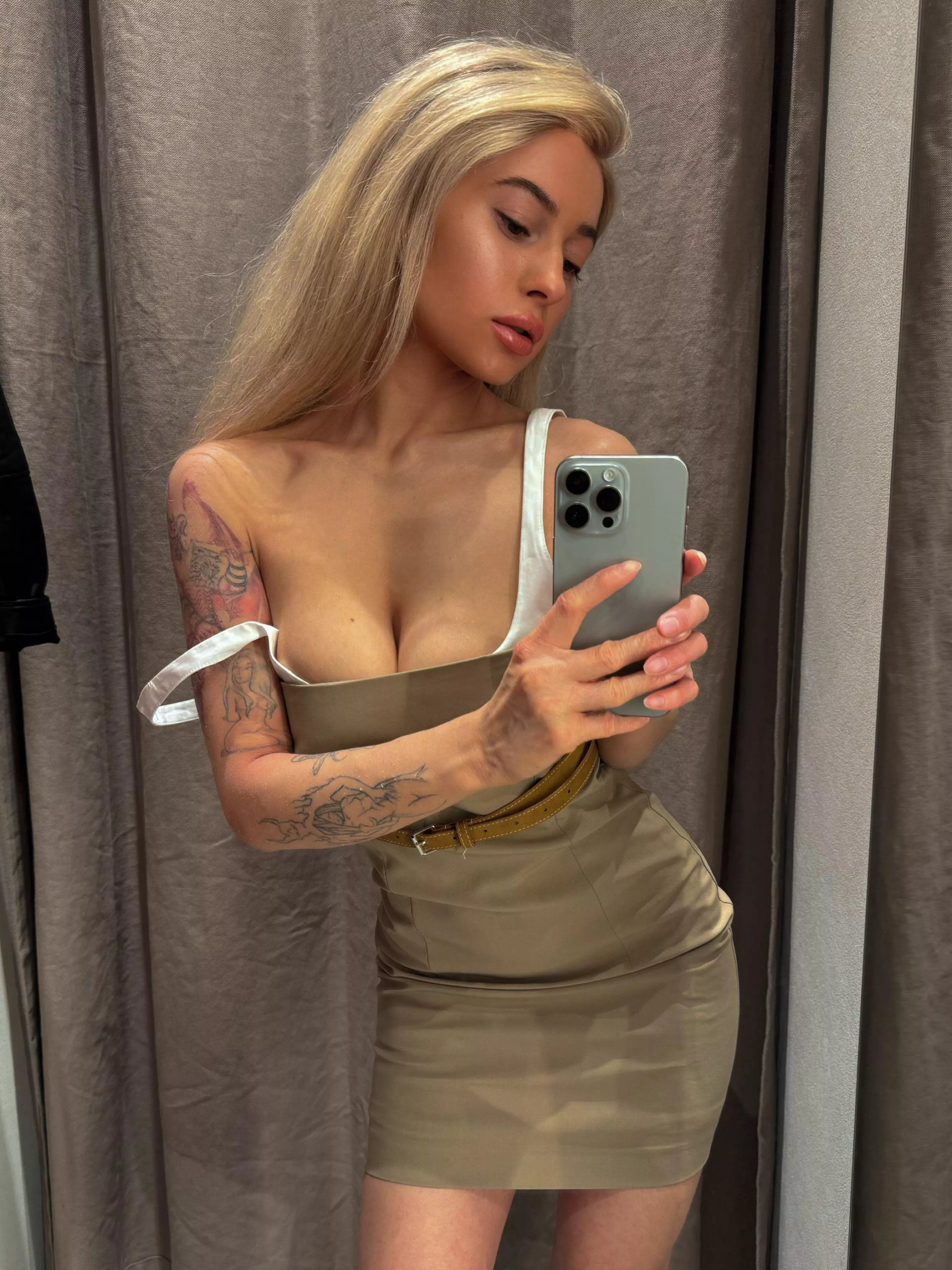 I’m a fan of trying on different beautiful dresses posted by De_Loyri