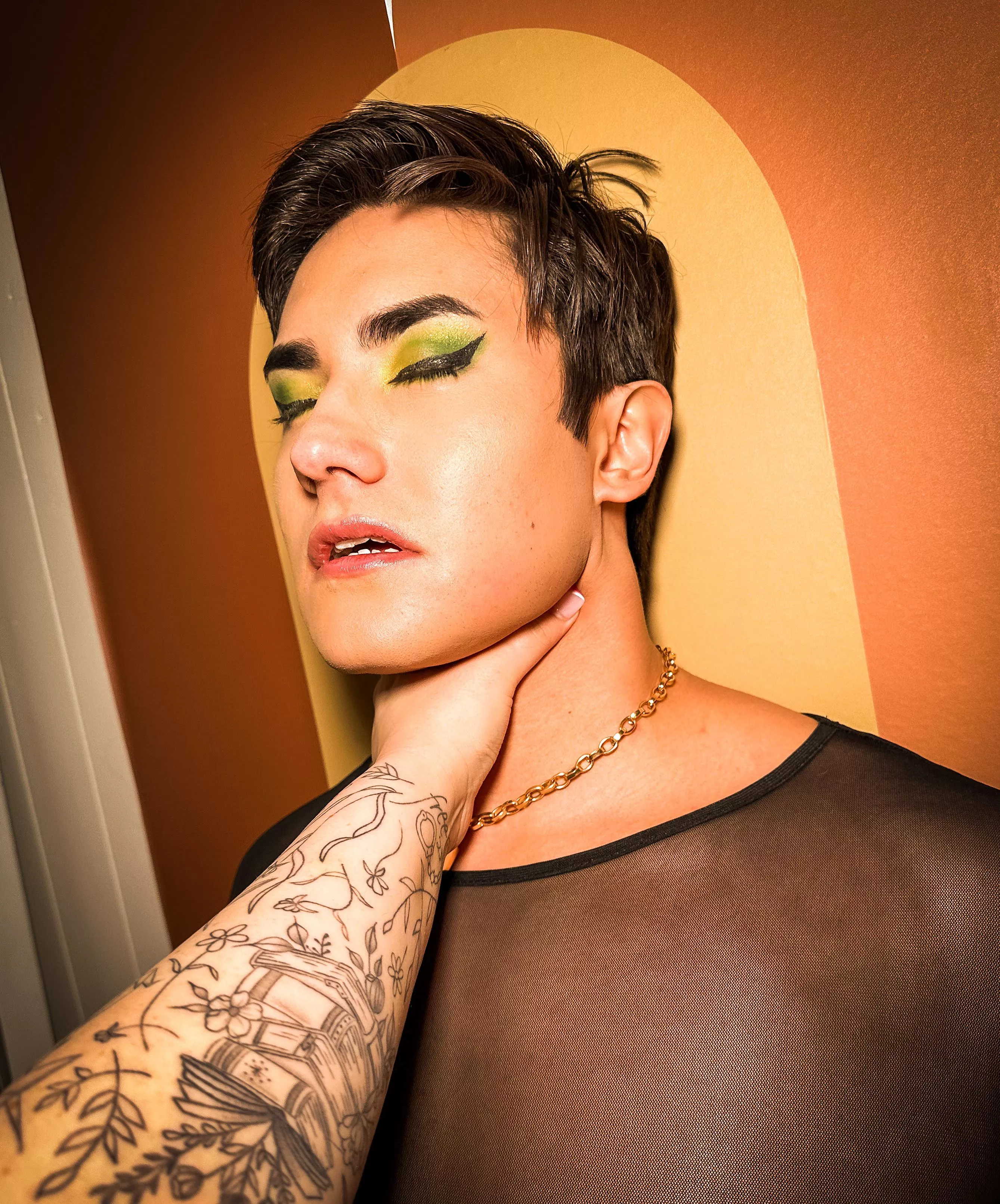 My hand is his favorite collar 💕 posted by Jadesjungles