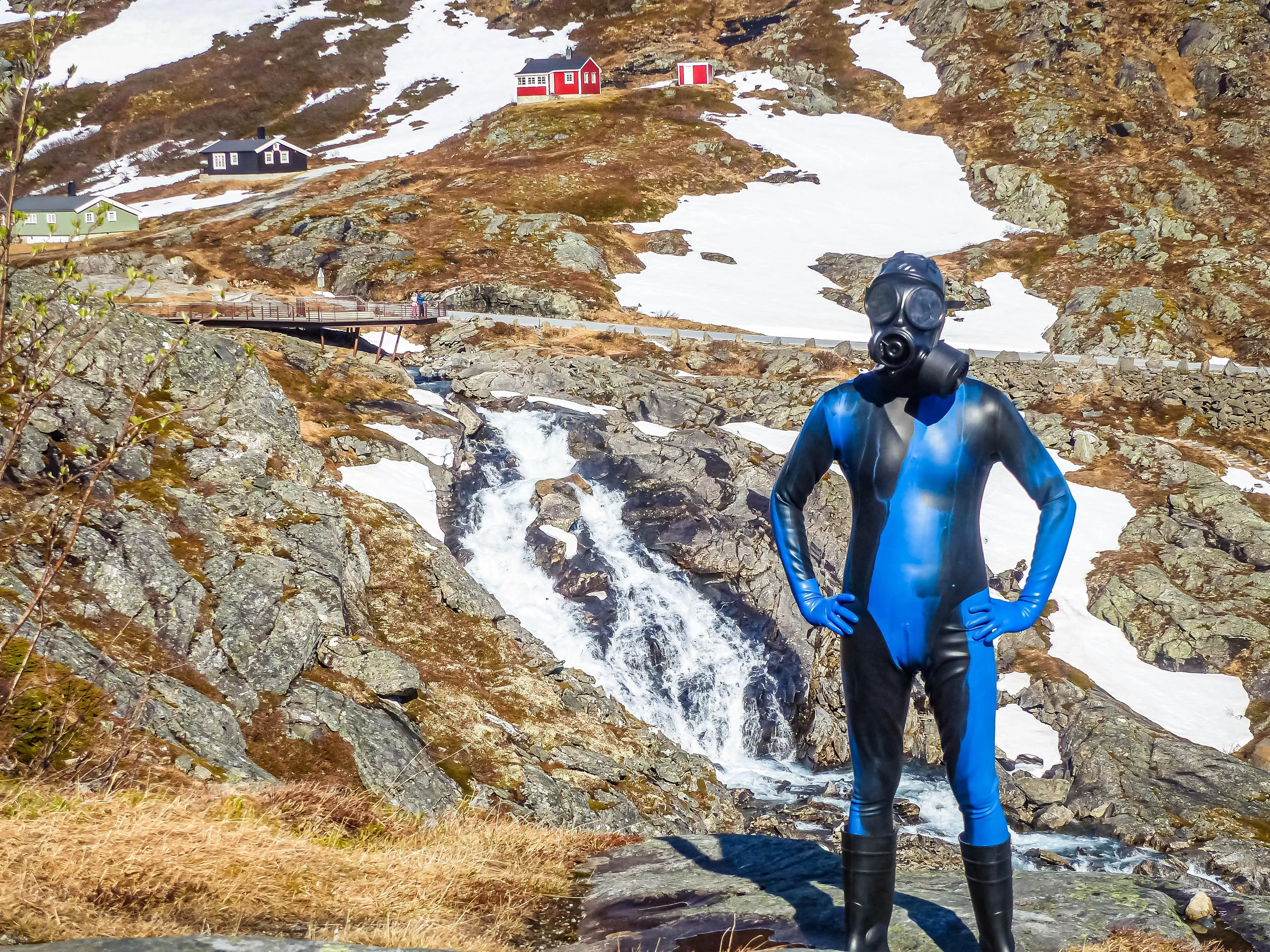 Norwegian idyll ☀️🏔️💦 posted by Rubberboxstuff