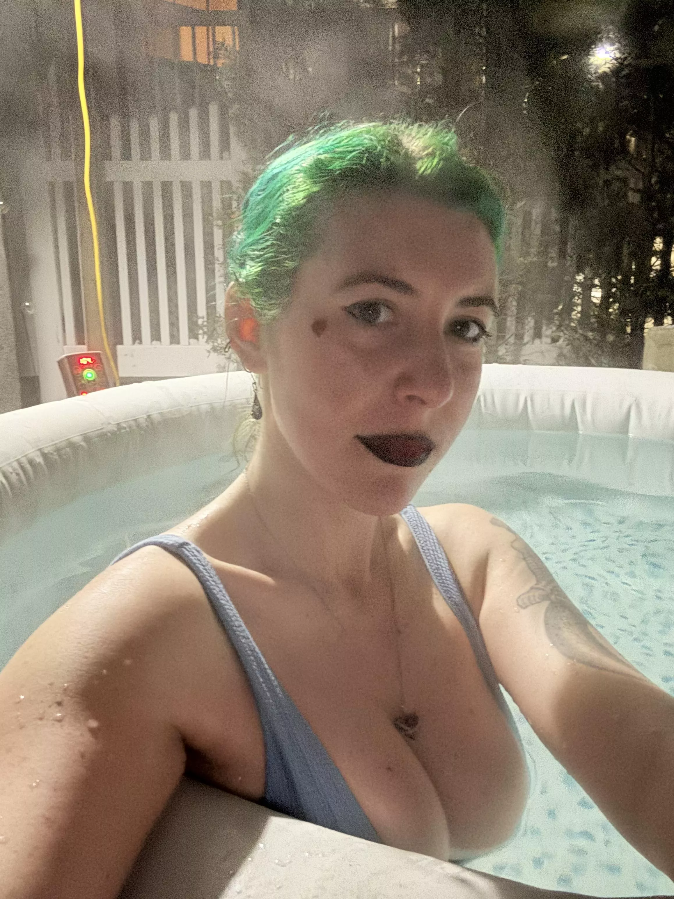 Steamy cleavage posted by sirenskiss3