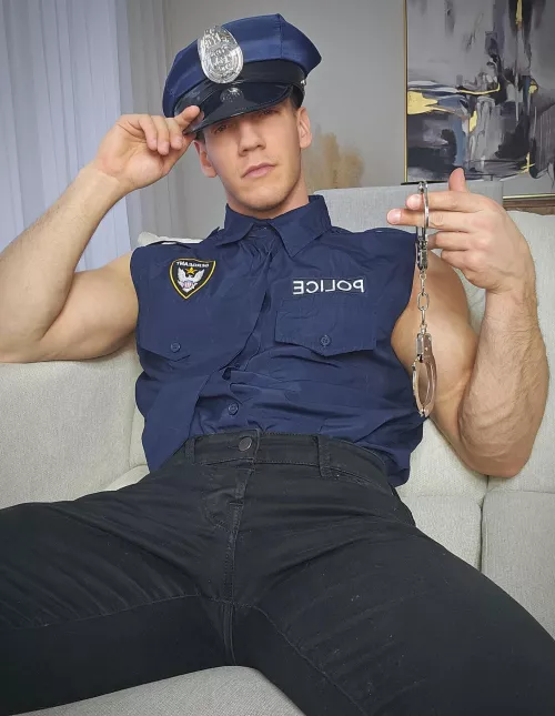 You want the good or the bad cop 👮‍♂️🔗..? by John_fitness91