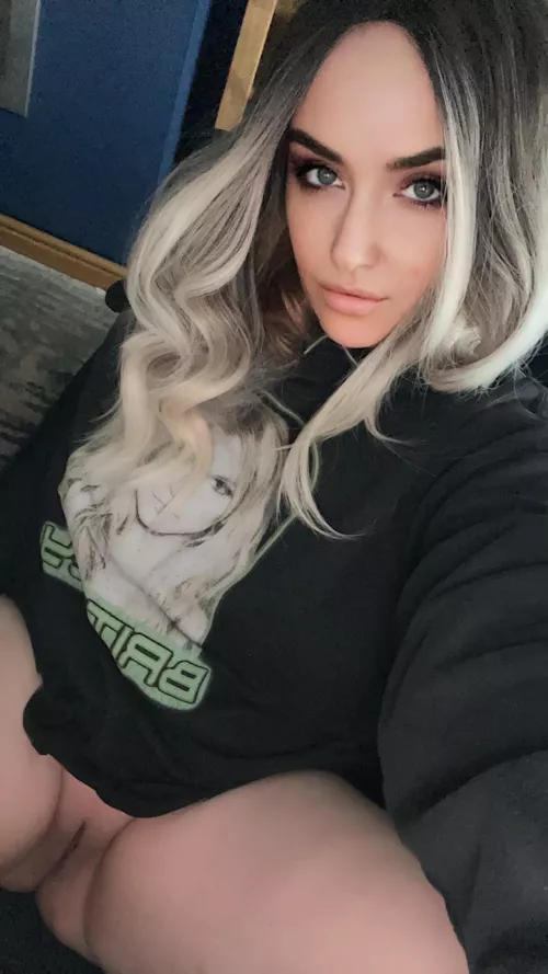 Your new favourite MILF by xLauraAnnx