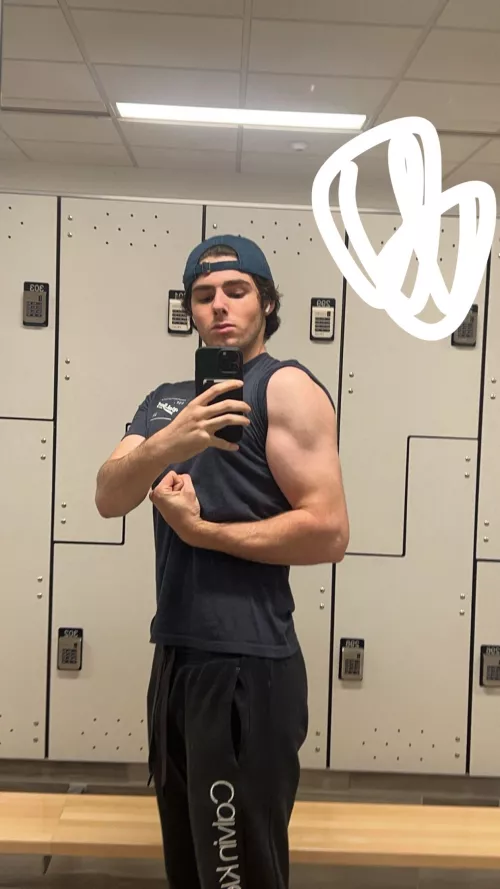 18m fit straight college bro looking for similar fit/hung. Dm pics for snap. by Cars00nnbakee