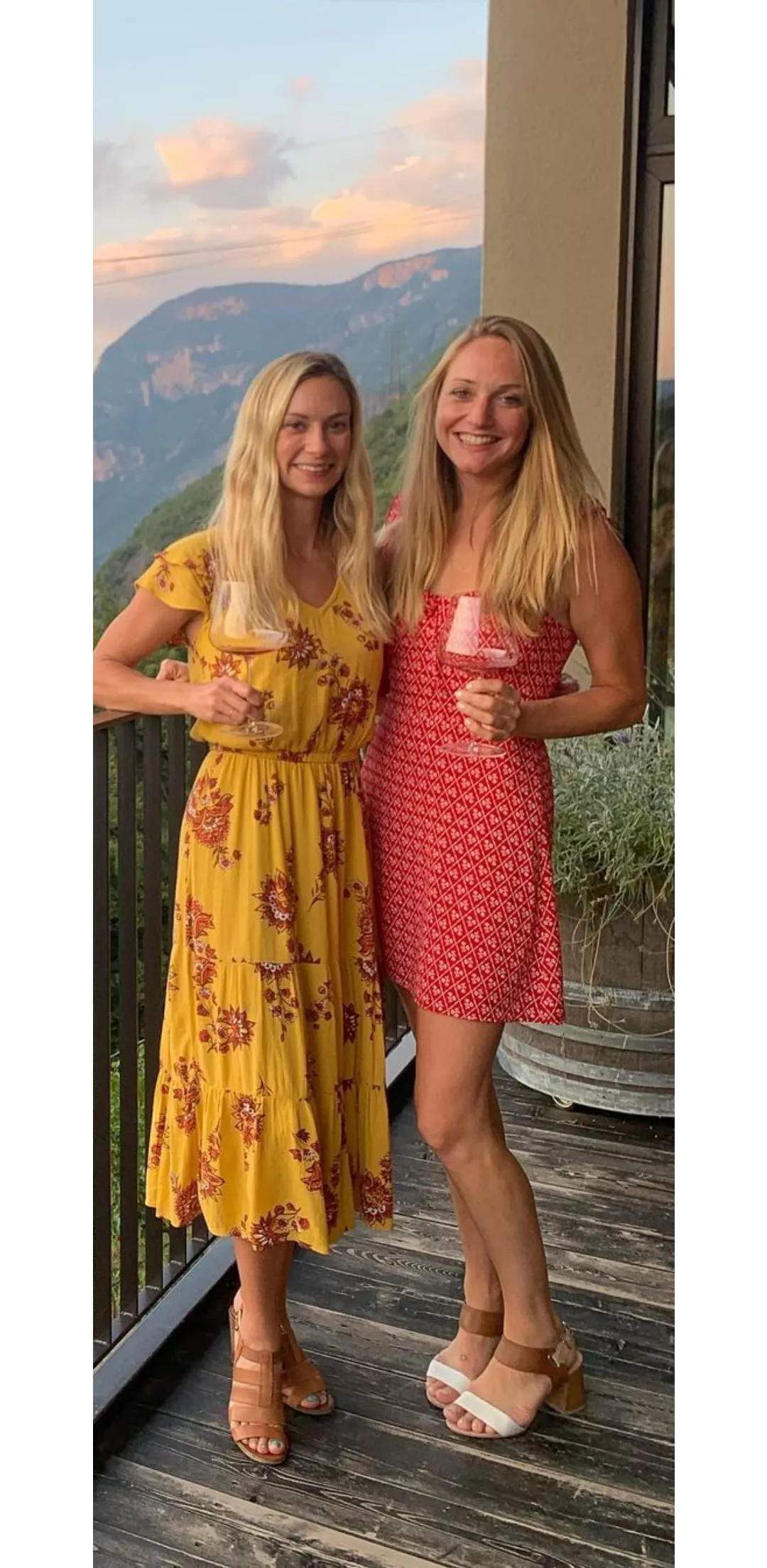 [2] blondes  posted by kiktotallyfun719
