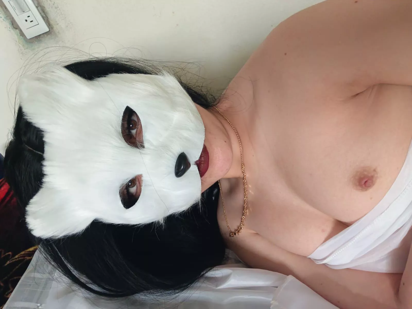 Do I look good in white, darling? posted by CaseeeyHarpeeer