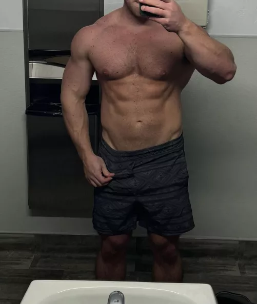 Feeling fit lately by gymbro902