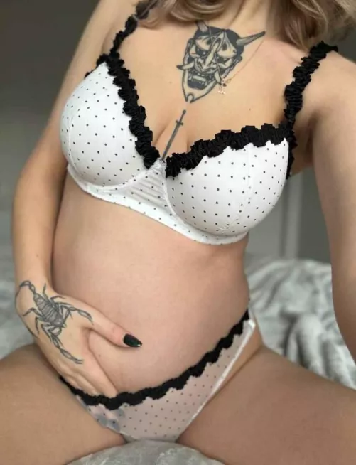 Pregnant women are still sexy by AstutelyRefuel