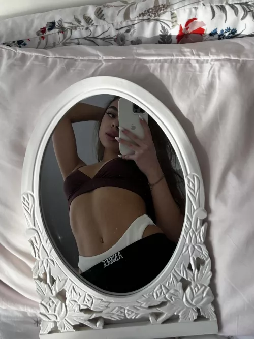 the smaller the girl the smaller the mirror by theobedientglucose