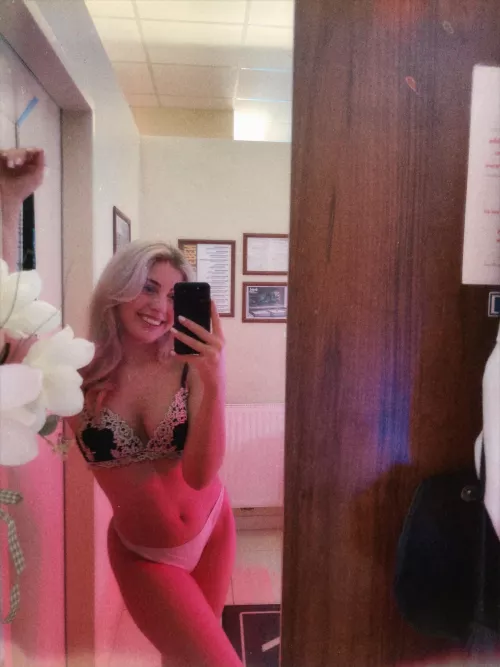 This girl in the mirror is curious if you'd smash or pass? by YourgirlKatrinax