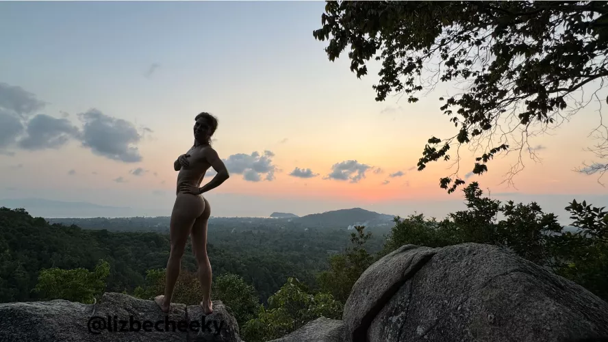 UGH it’s such a pretty sunset 🌅  by LizBeCheeky