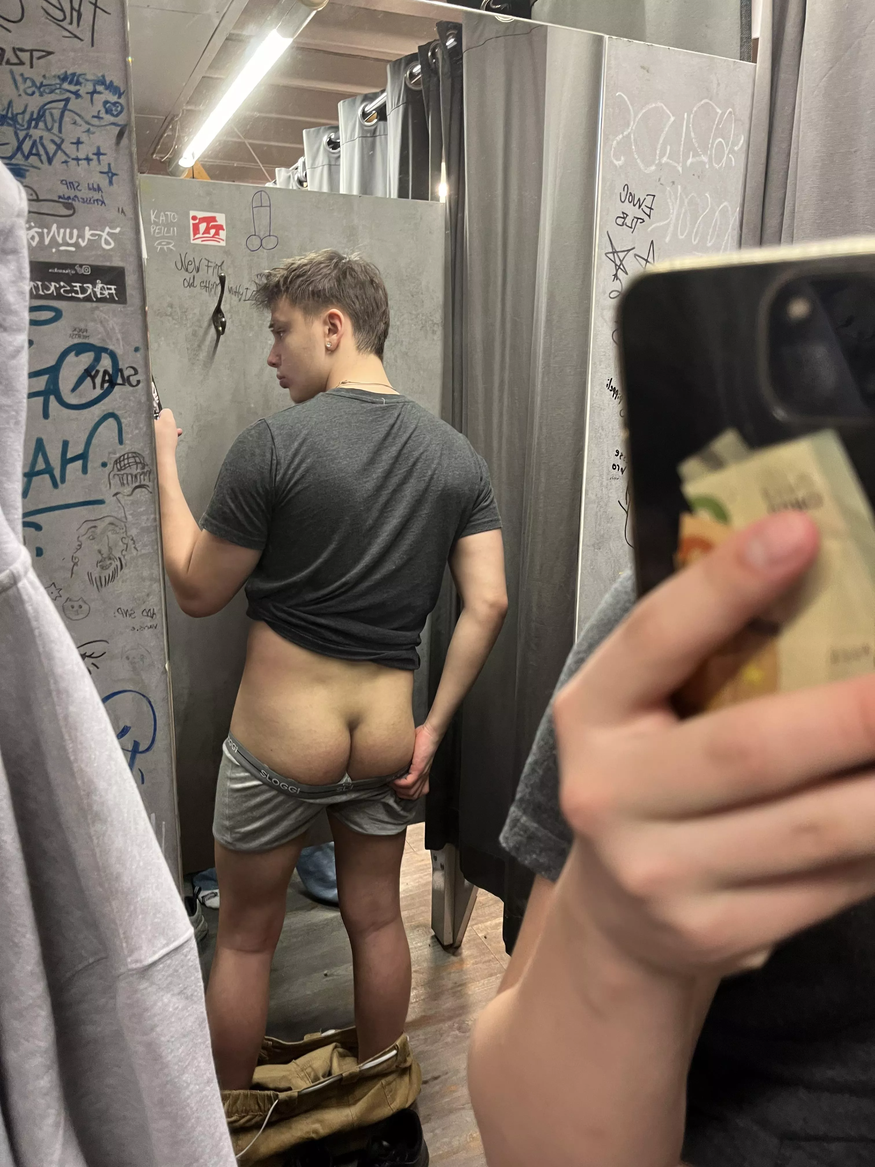 Wana grab my butt in public?😮‍💨🙏🏻 posted by Jessdudez