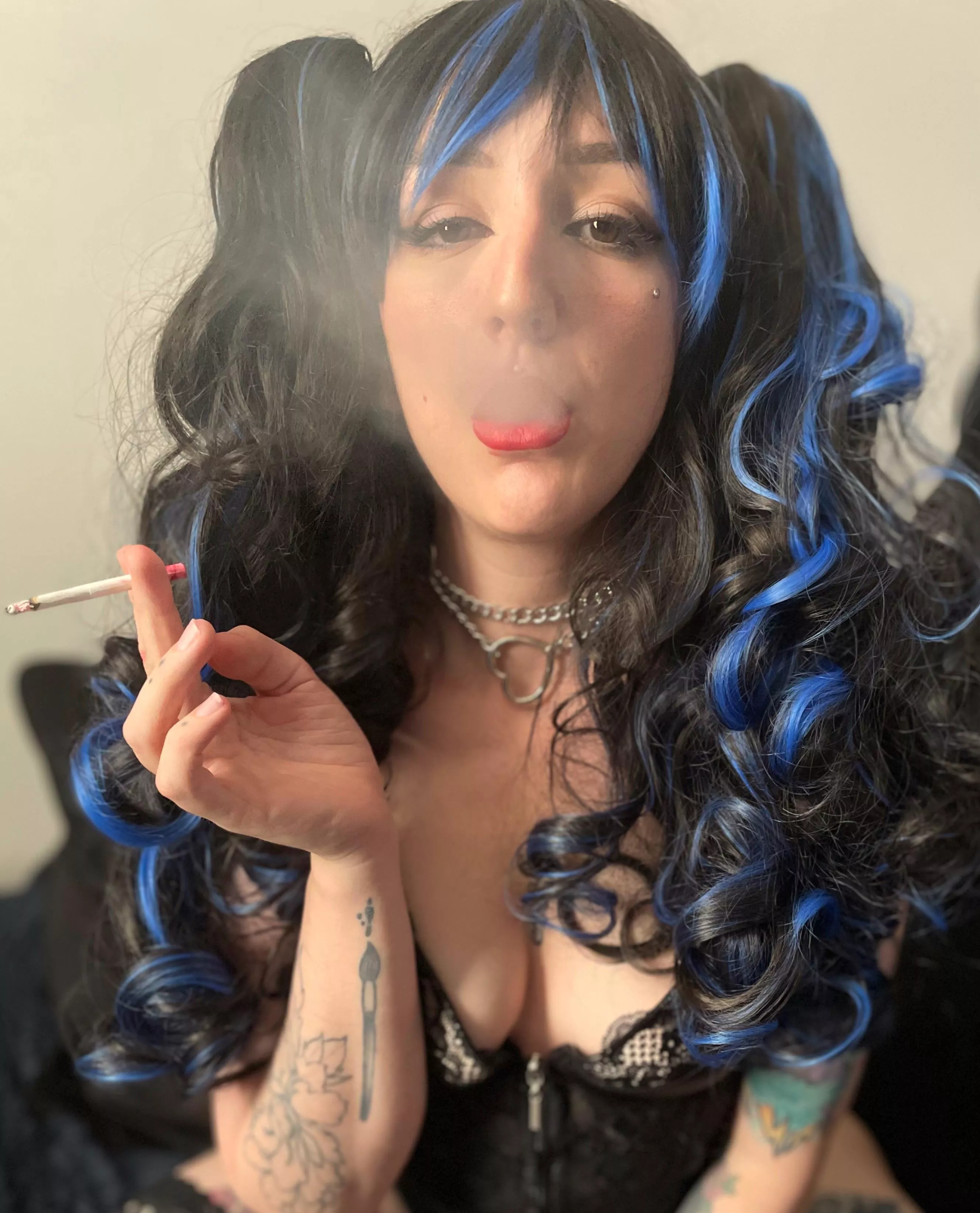 Who would love to do stuff to a smoking goth girl?..💋 posted by miisabelle