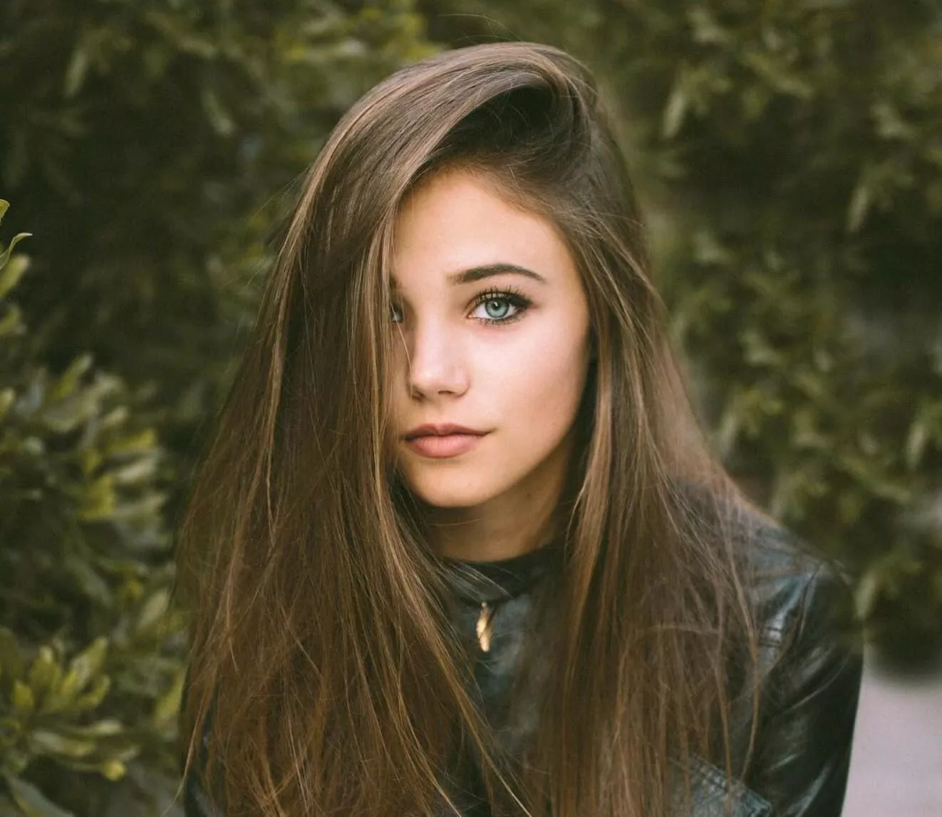 Claire Estabrook posted by qwer5r