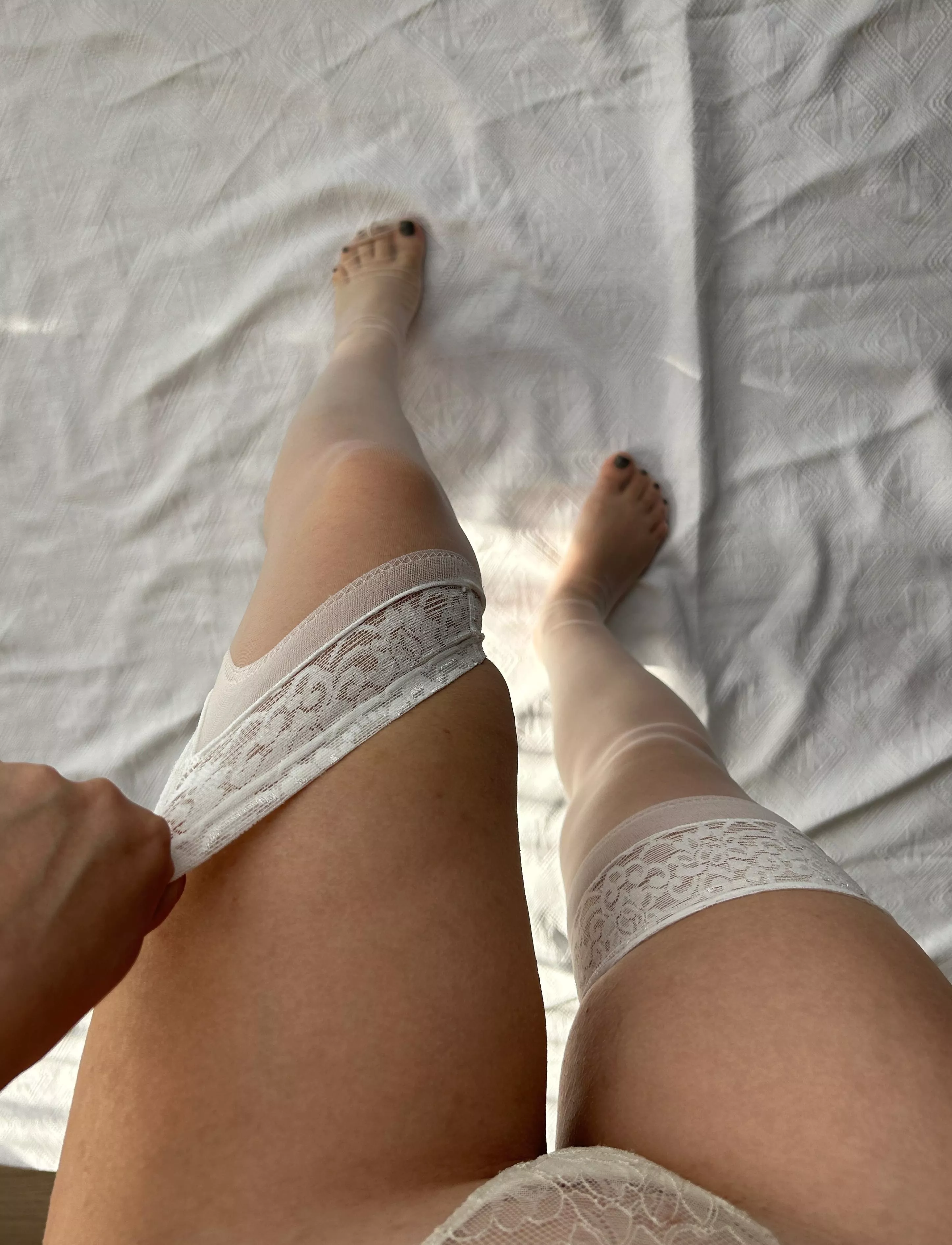 Do you like my slender legs in stockings posted by tamelyunmask720