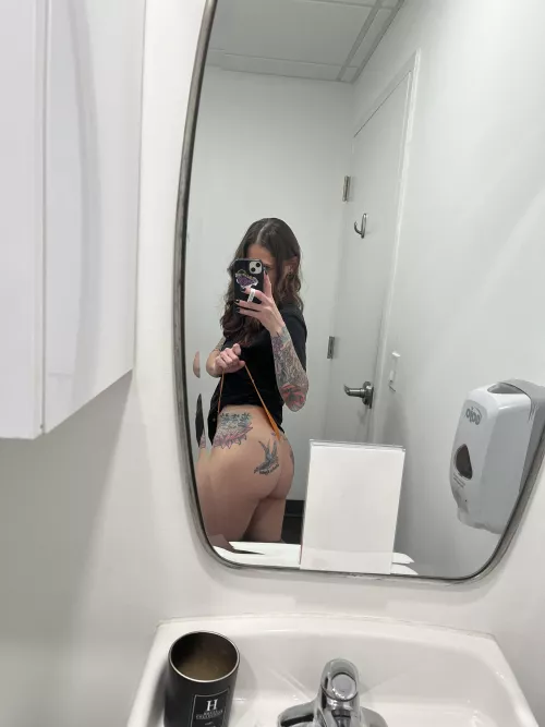 I just got my hair cut, selfie before I go.  by that_Libra