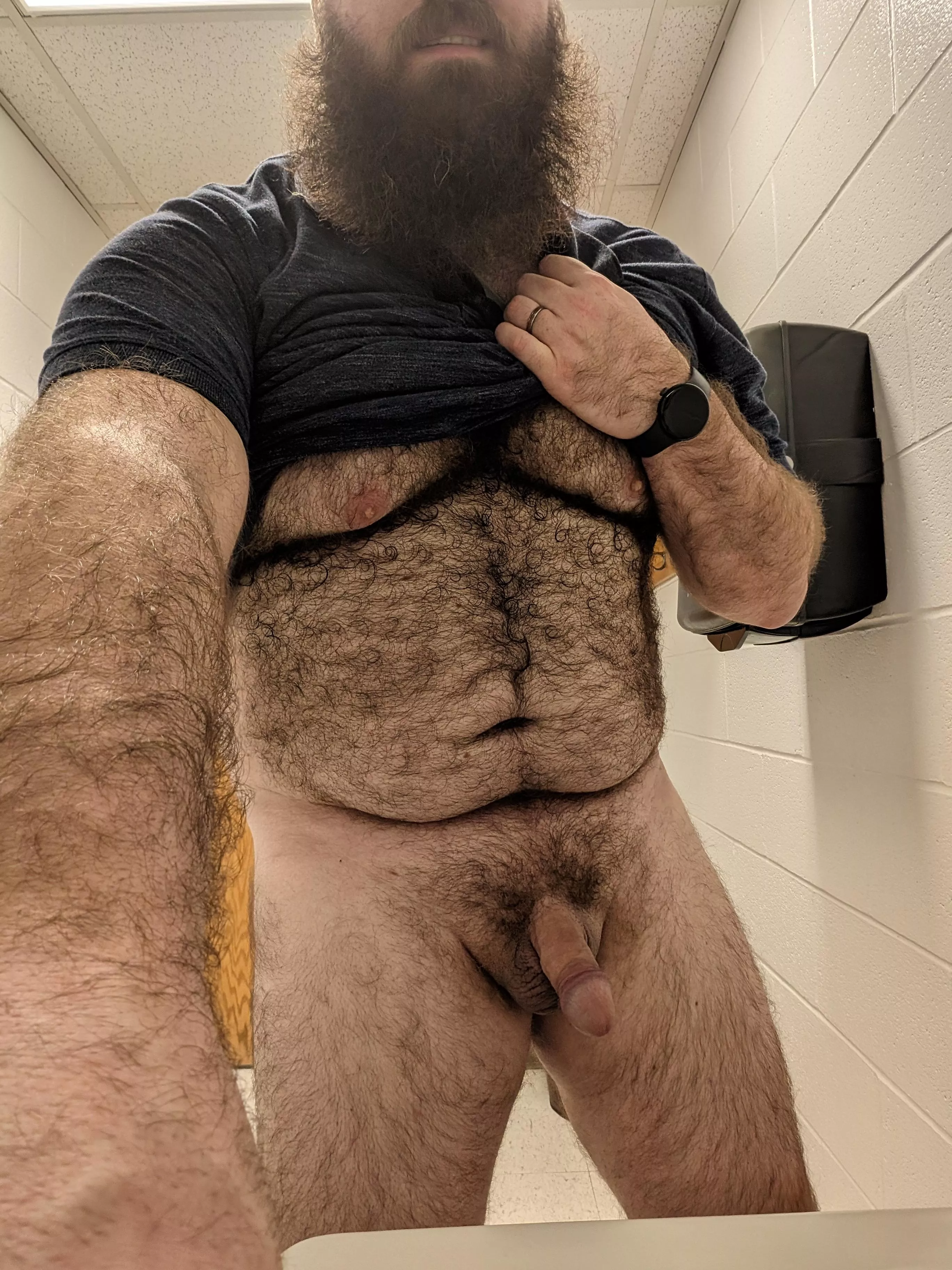 If your IT guy was running around your building all hot and sweaty like this... Wouldn't you enjoy it? 😈😏 posted by BeardedAnonnn