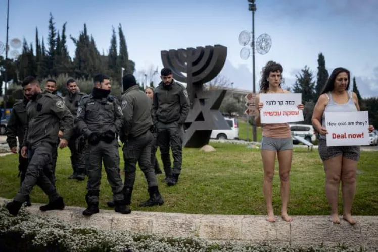 Is this...is this a camel toe? by maubyfizzz