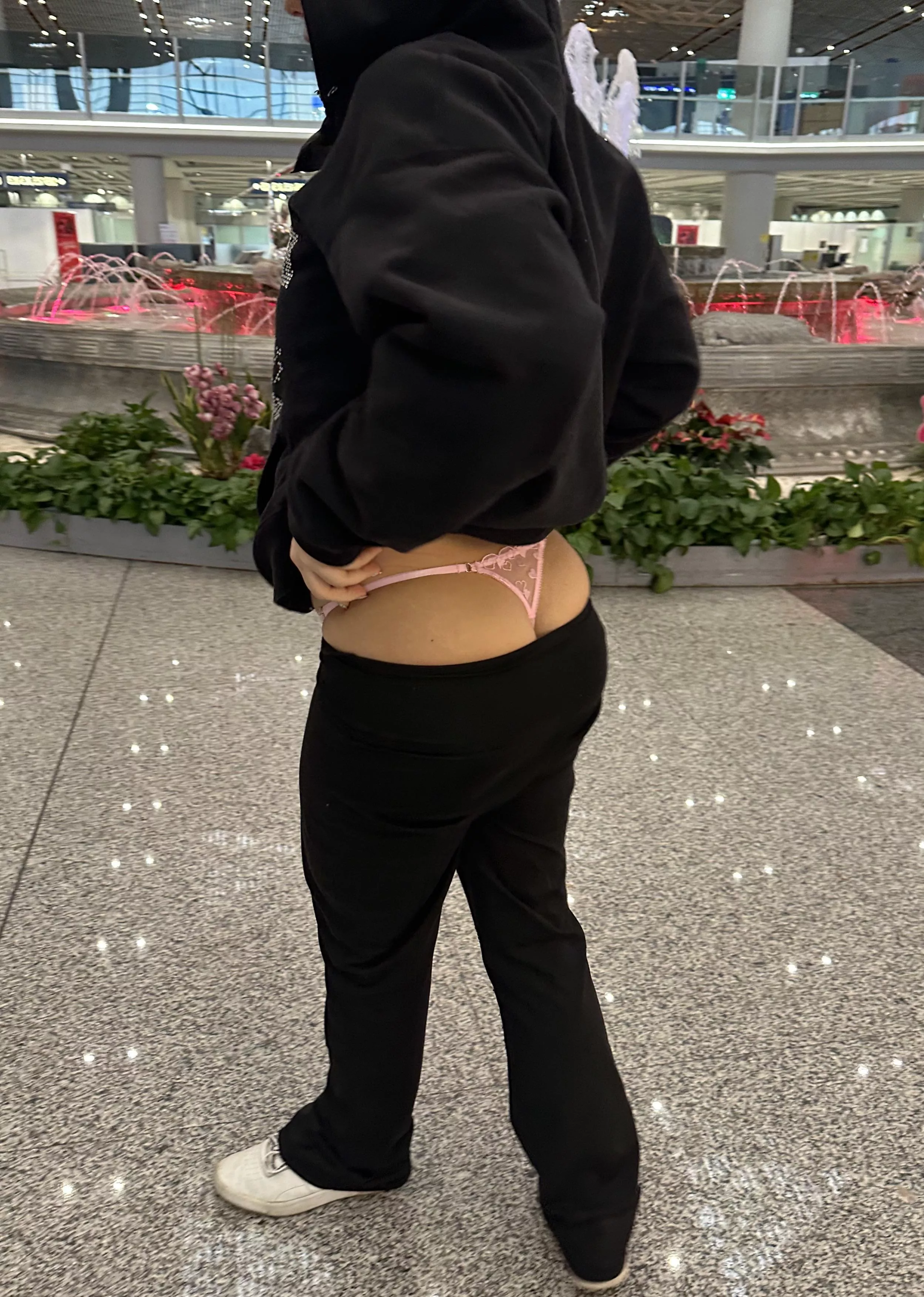 let them show at the airport  posted by suavesplash66