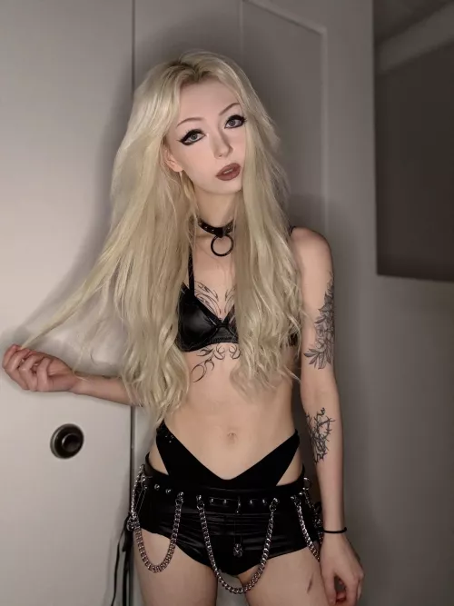 love this leather belt by lucy_fairy__