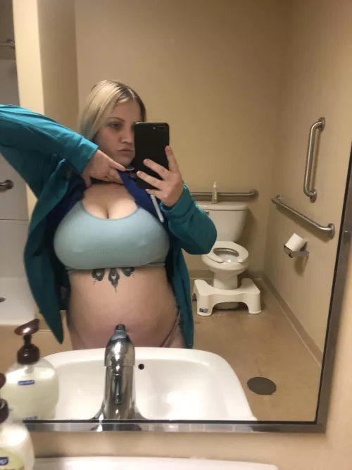 Quick naughty selfie,before clocking out. 💋🖤 by Redbull_slimjim