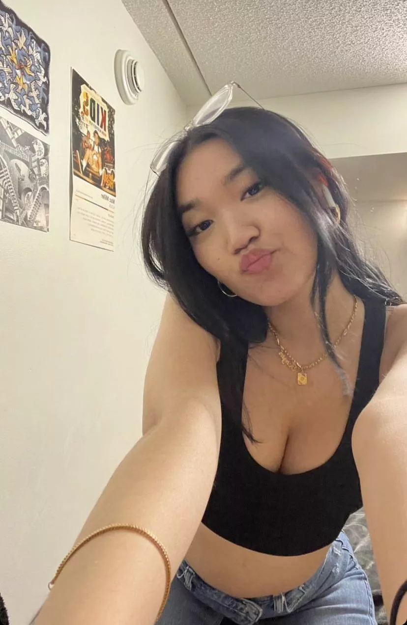 Rate 1-10 posted by BeautifulMusician754