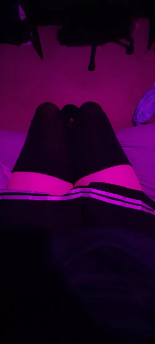 uhhh thighs by femboy-jumpscare